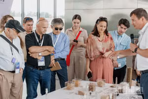 Các chuyên gia nước ngoài tìm hiểu về công nghệ của Nga. 