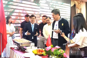 Các đại biểu bày tỏ tình yêu đối với món nem của Việt Nam. (Ảnh: THANH THỂ)