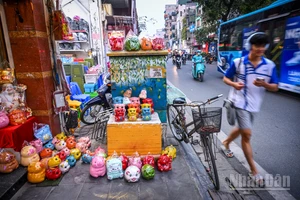 Người đi bộ buộc phải đi xuống lòng đường.