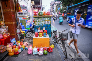 Người đi bộ buộc phải đi xuống lòng đường.