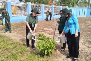 Đồng chí Trương Ngọc Thảo (bìa trái), Bí thư Đảng ủy xã Châu Thới (Cà Mau) cùng các đồng chí lãnh đạo xã tại lễ phát động phong trào trồng cây "Đời đời nhớ ơn Bác Hồ" năm 2026. (Ảnh: VĂN MẪN).