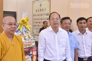 Đồng chí Bí thư Tỉnh ủy Cà Mau (thứ hai, trái sang) cùng các đồng chí lãnh đạo tỉnh thăm chùa Long Phước (thuộc địa phận phường Vĩnh Trạch).