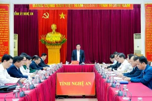 Đồng chí Nguyễn Khắc Thận, Ủy viên Trung ương Đảng, Bí thư Tỉnh ủy Nghệ An phát biểu chỉ đạo tại hội nghị về tình hình và tiến độ triển khai các công trình, dự án trọng điểm.