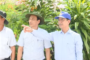 Đồng chí Hồ Thanh Thủy, Phó Bí thư Tỉnh ủy Cà Mau (bìa phải) và đồng chí Hồ Văn Linh (giữa), Bí thư Đảng ủy xã Hòa Bình kiểm tra thực tế tại cống Cái Tràm (xã Hòa Bình).