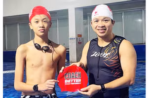 Anh Thủy trao "mũ Coach" cho học viên xuất sắc của CLB.