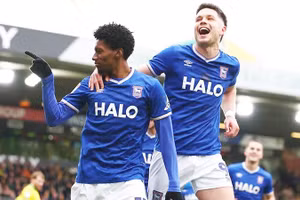 Để tuột vé lên hạng trực tiếp, CLB Millwall vẫn còn cơ hội dự Premier League khi dự vòng play-off cùng Southampton, Middlebrough và Hull City.