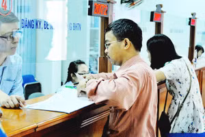 Người lao động làm thủ tục nhận bảo hiểm thất nghiệp tại trung tâm giới thiệu việc làm Hà Nội. (Ảnh: NAM NGUYỄN)