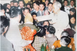 Bác Hồ phát kẹo cho các cháu trong Báo Nhân Dân (1957). 