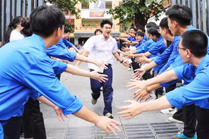 Niềm vui sau khi kết thúc môn thi Toán của thí sinh thi vào lớp 10 tại điểm thi Trường THCS Ngô Sĩ Liên (phường Hoàn Kiếm) năm học 2025-2026. 