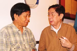 Nhà phê bình Hoàng Ngọc Hiến (bên phải) và nhà văn Nguyễn Huy Thiệp năm 2008. Ảnh: QUANG HƯNG
