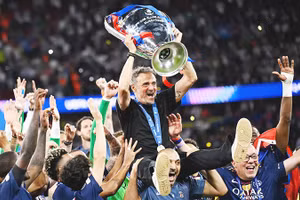 HLV Luis Enrique nâng cao danh hiệu vô địch Champions League thứ hai liên tiếp cùng PSG.