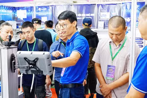 Kỹ sư đang thuyết trình giới thiệu sản phẩm công nghệ. Ảnh: NGUYỆT ANH