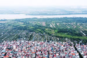 Phát triển hài hòa hai bên bờ sông Hồng trong bối cảnh thiên tai ngày càng phức tạp là một bài toán lớn. Ảnh: MINH KHIẾU
