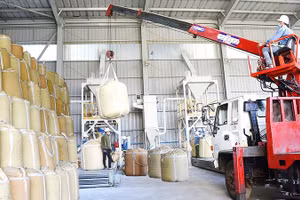 Sản phẩm alumin phục vụ xuất khẩu tại Nhà máy Alumin Nhân Cơ. Ảnh: LÂM ĐỒNG