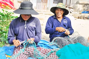 Vá lưới. Ảnh: NAM NGUYỄN