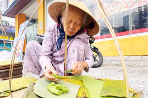 Bánh đúc của mệ Gái được gói bằng lá chuối phơi héo ăn cùng với mật mía. 