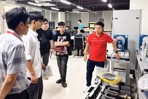 Phòng lab được trang thiết bị hiện đại phục vụ sinh viên nghiên cứu khoa học tại Trường Điện - Điện tử (Đại học Bách khoa Hà Nội). 