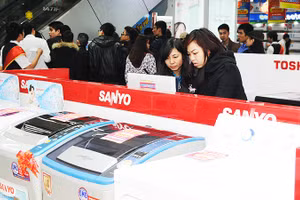 Người tiêu dùng trẻ lựa chọn sản phẩm SANYO có mức giá phù hợp nhưng vẫn bảo đảm chất lượng. Ảnh: NAM ANH