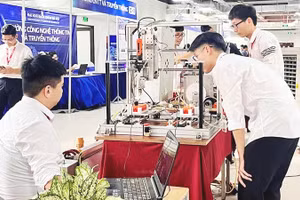 Sinh viên Trường Công nghệ thông tin và Truyền thông, Đại học Bách khoa Hà Nội với dự án nghiên cứu của mình.