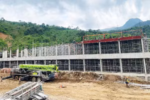 Trường phổ thông nội trú liên cấp tiểu học và THCS Bắc Lý đang được nhà thầu tích cực thi công.