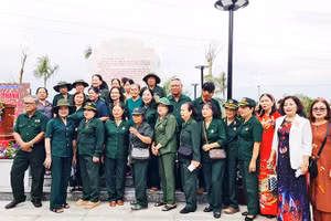 Cựu chiến binh Đại đội 2 - Khu 2 Hòa Vang chụp ảnh lưu niệm trong ngày khánh thành Bia chiến tích Trung đội Lê Thị Hồng Gấm.