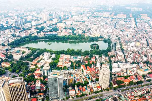 Quá trình triển khai quy hoạch với tầm nhìn trăm năm cần giải quyết được những bất cập lớn tại Thủ đô hiện nay. Ảnh: KHIẾU MINH