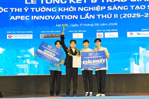 Đại diện Dự án DotRead E-Braille nhận Giải nhất tại Lễ tổng kết APEC Innovation lần thứ II.
