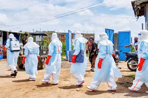 Nhân viên y tế được tăng cường đối phó dịch bệnh tại CHDC Congo. Ảnh: REUTERS