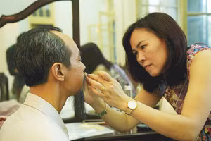 Họa sĩ Phạm Thị Hường trong lần hóa trang hình tượng Bác Hồ cho diễn viên NSƯT Minh Hải.