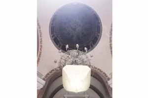 Tác phẩm “Nguồn sáng” của Vũ Xuân Đông (70cm x 70cm x 65cm), treo dưới đèn mái vòm của tòa nhà số 19 Lê Thánh Tông.