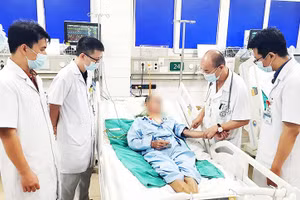 Hội chẩn ca bệnh 63 tuổi ở Hưng Yên phải nhập viện điều trị do ăn tiết canh lợn.