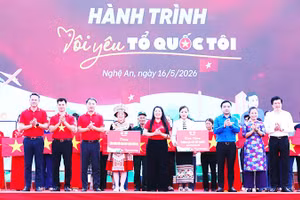 Trao tặng cờ Tổ quốc cho Hội LHTN Việt Nam tỉnh Nghệ An.