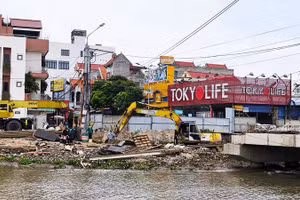 Dự án xây dựng cầu Bất Nạo (xã Phú Thái, TP Hải Phòng) chậm tiến độ gây ảnh hưởng cuộc sống của người dân trên địa bàn.