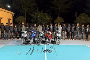 Công an xã Minh Châu (Nghệ An) bắt giữ nhóm thanh, thiếu niên mang theo hung khí, bình xịt hơi cay rượt đuổi, đánh nhau trên đường. (Ảnh: CÔNG AN NGHỆ AN)