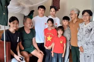 Các tập thể, người thân đến thăm các thương binh, bệnh binh tại Trung tâm Điều dưỡng thương binh Nghệ An.