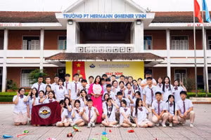 Giáo viên và học sinh Trường phổ thông Hermann Gmeiner Vinh.