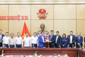 Lãnh đạo Ủy ban nhân dân tỉnh Nghệ An tặng quà lưu niệm cho đoàn công tác của Công ty trách nhiệm hữu hạn AeonMall Việt Nam.