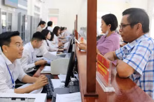Người dân, doanh nghiệp đến giải quyết thủ tục hành chính tại Trung tâm phục vụ hành chính công phường Trường Vinh, Nghệ An.