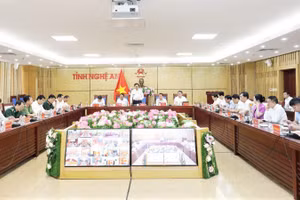 Hội nghị kết nối từ điểm cầu trung tâm tại trụ sở Ủy ban nhân dân tỉnh Nghệ An đến các điểm cầu tại 130 Ủy ban nhân dân xã, phường trên toàn tỉnh.