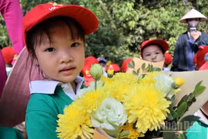 Các em nhỏ với những bó hoa tươi thắm dâng lên Bác Hồ kính yêu.