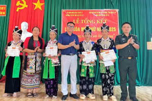 Các học viên xuất sắc được trao tặng giấy khen tại lễ tổng kết.