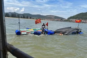 Tàu cá của ngư dân bị sóng đánh chìm.