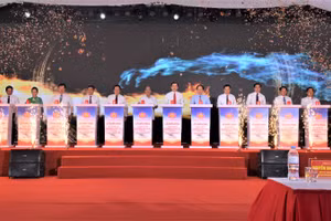 Các đồng chí lãnh đạo Đảng, Nhà nước, bộ, ngành Trung ương và tỉnh Nghệ An, nhà đầu tư bấm nút khởi công Dự án đầu tư xây dựng đường bộ cao tốc Vinh-Thanh Thủy.