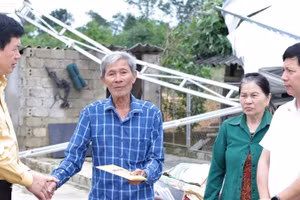 Đại diện lãnh đạo Ủy ban Mặt trận Tổ quốc Việt Nam tỉnh Nghệ An động viên, trao hỗ trợ cho hộ dân bị thiệt hại về nhà ở trên địa bàn xã Quỳ Hợp.