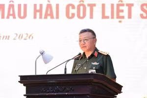 Thượng tướng Lê Quang Minh, Phó Chủ nhiệm Tổng cục Chính trị, Ủy viên Ban Chỉ đạo 515 Quốc gia phát biểu tại hội nghị.