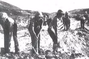 Các chiến sĩ Thanh niên xung phong san lấp hố bom tại Truông Bồn - mục tiêu đánh phá ác liệt của máy bay đế quốc Mỹ.