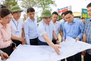 Phó Chủ tịch Ủy ban nhân dân tỉnh Nghệ An Phùng Thành Vinh và các thành viên đoàn công tác kiểm tra tại thực địa triển khai dự án Nhà máy nhiệt điện LNG Quỳnh Lập tại phường Tân Mai.