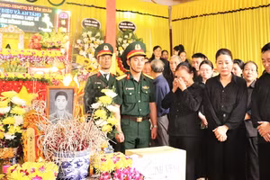 Bà Hồ Thị Hoài Thu (sinh năm 1953) vợ liệt sĩ, Anh hùng Lực lượng vũ trang nhân dân Nguyễn Sông Thao và con trai và con dâu tại lễ truy điệu.