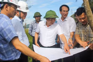 Đoàn công tác của Ủy ban nhân dân tỉnh Nghệ An kiểm tra tình hình thực hiện Dự án Đầu tư xây dựng và kinh doanh Cảng nước sâu Cửa Lò vào chiều 15/5, tại xã Hải Lộc.
