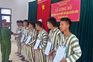 Lãnh đạo Trại tạm giam Công an tỉnh Nghệ An trao quyết định tha tù trước thời hạn có điều kiện cho các phạm nhân.
